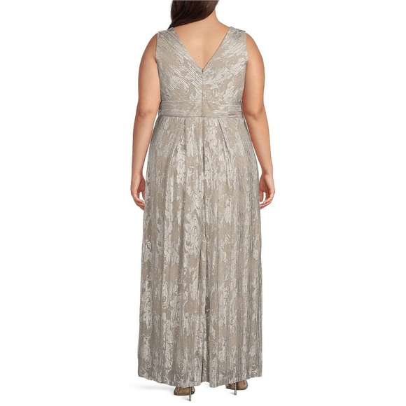 Plus Sequin Dress 🩶🤍 - Picture 8 of 14